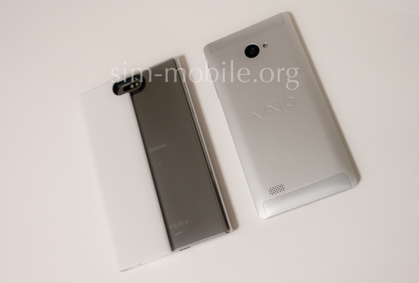 写真：「Xperia XZ Premium SO-04J」と「VAIO Phone A」