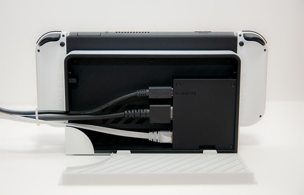 写真：Nintendo Switch（有機ELモデル）ドック背面・ケーブルを挿した状態